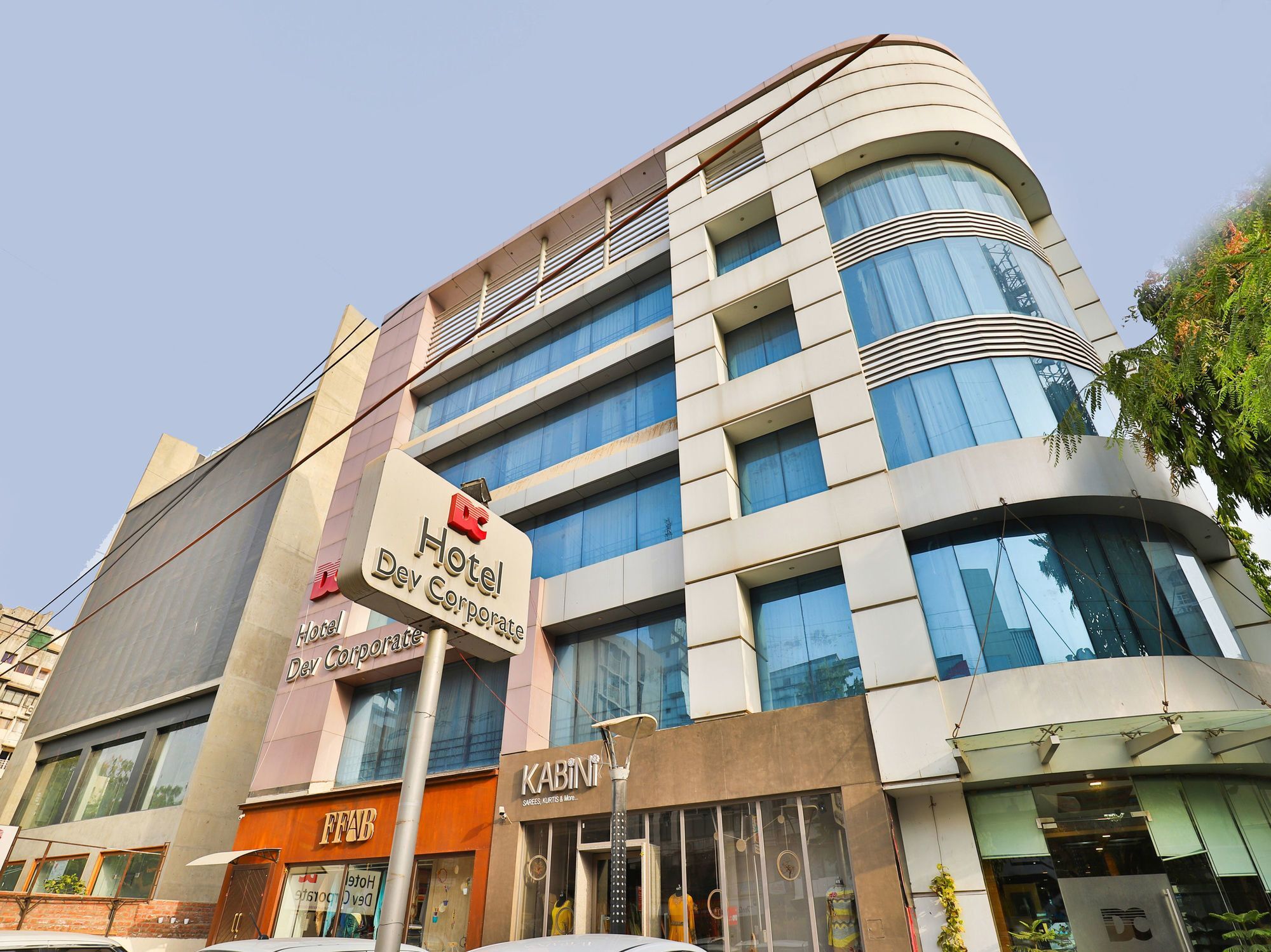 Hôtel Capital O 15537 Dev Corporate à Ahmedabad Extérieur photo